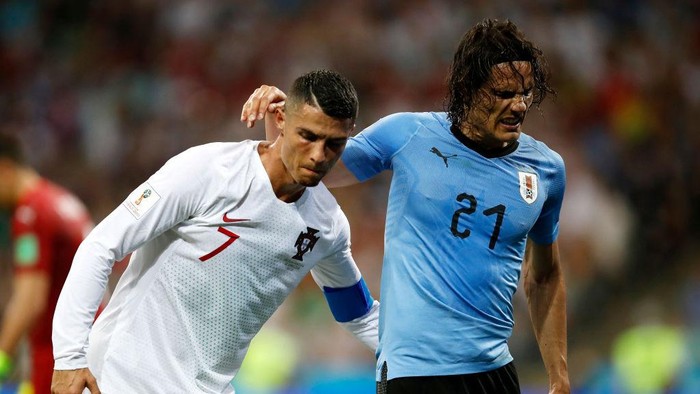 SOCHI, RUSSIA - JUNE 30:  Cristiano Ronaldo of Portugal helps Edinson Cavani of Uruguay off the pitch after he gets injured during the 2018 FIFA World Cup Russia Round of 16 match between Uruguay and Portugal at Fisht Stadium on June 30, 2018 in Sochi, Russia.  (Photo by Julian Finney/Getty Images)