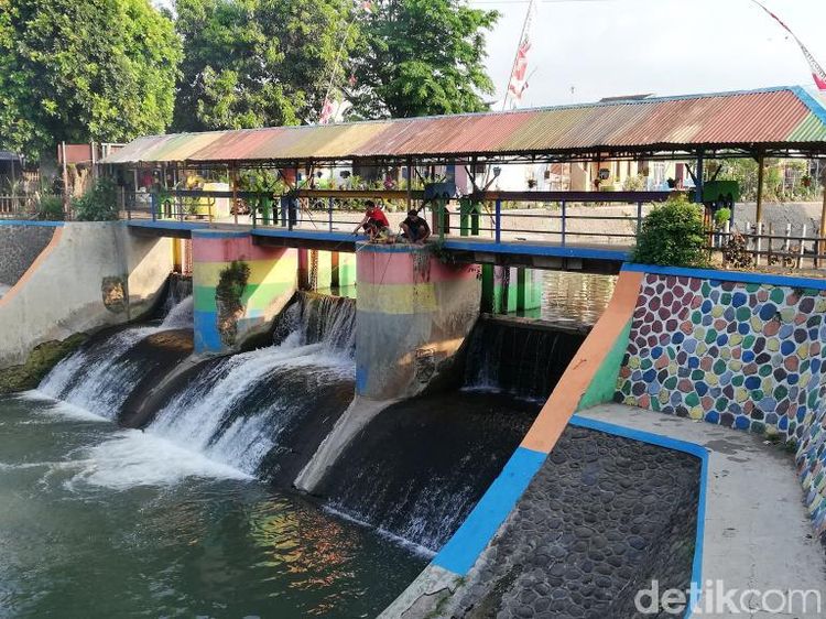 Senja Merona dari Bendungan Peninggalan Belanda