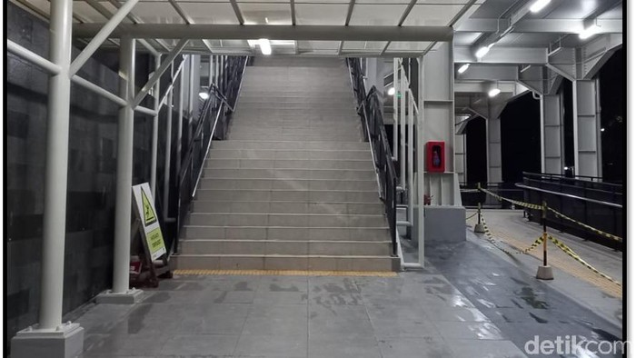 Dear Penumpang KRL! Ini Tempat Naik-Turun Baru di Stasiun Manggarai KAI Commuter akan melakukan penyesuaian layanan naik turun pengguna KRL di Stasiun Manggarai mulai hari ini, Sabtu (25/9).