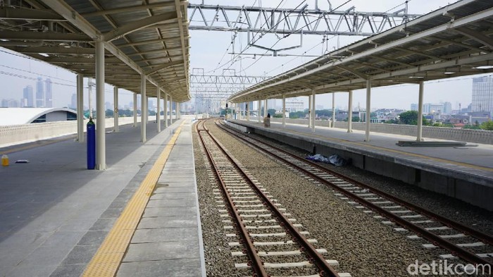 KAI Commuter akan melakukan penyesuaian layanan naik turun pengguna KRL di Stasiun Manggarai mulai hari ini, Sabtu (25/9).