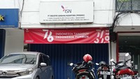 Pertama, detikcom mendatangi kantor Industri Sandang Nusantara di kawasan Jalan Wolter Monginsidi. Kantor ISN berada di sebuah kompleks ruko yang ada di sisi jalan sebelah kiri. Kondisi ruko tertutup rapat dan tidak tampak petugas keamanan. Hanya ada sejumlah kendaraan yang terparkir di depan ruko tersebut.