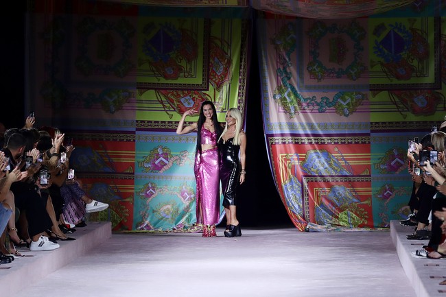 Dua Lipa menutup peragaan dengan sang desainer, Donatella Versace. Kita berhasil!! @dualipa kamu bintang di runway, seperti halnya di panggung!!! Aku cinta kamuu!! tulis Donatella di Instagram. (Foto: Getty Images/Vittorio Zunino Celotto)