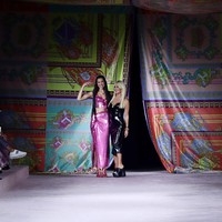 Dua Lipa menutup peragaan dengan sang desainer, Donatella Versace. Kita berhasil!! @dualipa kamu bintang di runway, seperti halnya di panggung!!! Aku cinta kamuu!! tulis Donatella di Instagram. (Foto: Getty Images/Vittorio Zunino Celotto)
