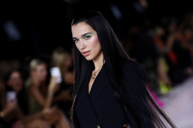 Seperti dikabarkan Page Six, penampilan ini menandai debut Dua Lipa berjalan di sebuah catwalk sebagai model. Sebelumnya, pelantun Dont Start Now itu sempat beberapa kali membintangi iklan kampanye Versace. (Foto: Getty Images/Vittorio Zunino Celotto)