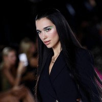 Seperti dikabarkan Page Six, penampilan ini menandai debut Dua Lipa berjalan di sebuah catwalk sebagai model. Sebelumnya, pelantun Dont Start Now itu sempat beberapa kali membintangi iklan kampanye Versace. (Foto: Getty Images/Vittorio Zunino Celotto)