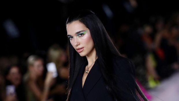 MILAN, ITALY - SEPTEMBER 24: Dua Lipa walks the runway at the Versace fashion show during the Milan Fashion Week - Spring / Summer 2022 on September 24, 2021 in Milan, Italy. (Photo by Vittorio Zunino Celotto/Getty Images)