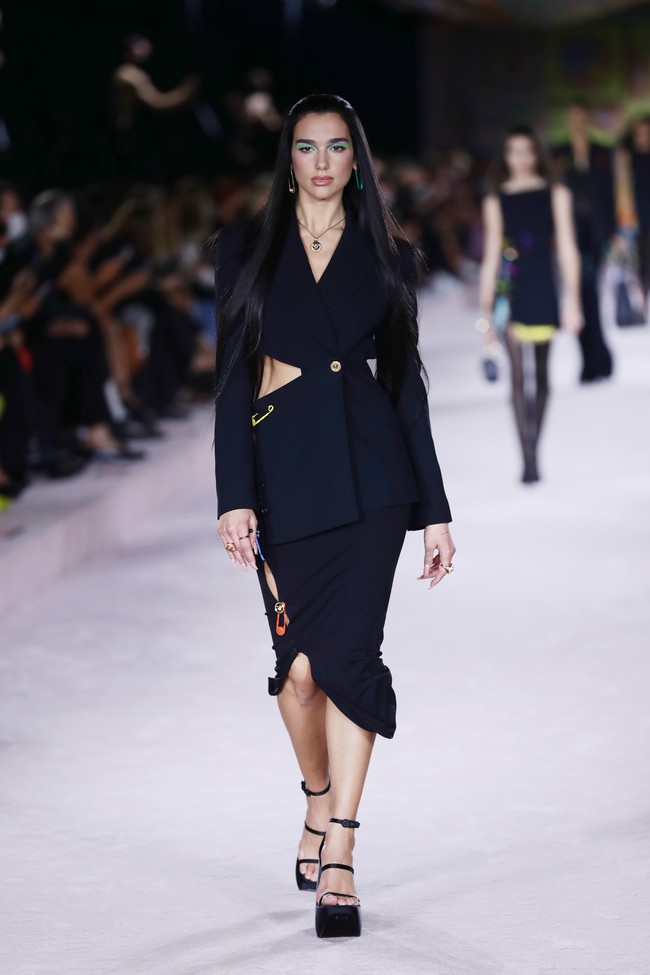 Ada kejutan di peragaan Versace yang digelar dalam rangkaian Milan Fashion Week Spring-Summer 2022, Jumat (24/9/2021). Muncul sebagai model pembuka, si seksi Dua Lipa. (Foto: Getty Images/Vittorio Zunino Celotto)