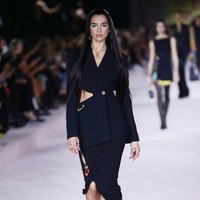 Ada kejutan di peragaan Versace yang digelar dalam rangkaian Milan Fashion Week Spring-Summer 2022, Jumat (24/9/2021). Muncul sebagai model pembuka, si seksi Dua Lipa. (Foto: Getty Images/Vittorio Zunino Celotto)