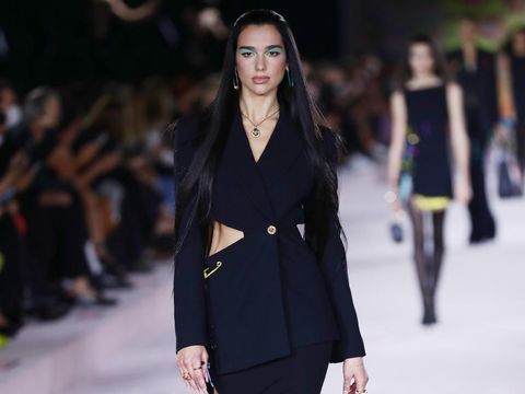 MILAN, ITALY - SEPTEMBER 24: Dua Lipa walks the runway at the Versace fashion show during the Milan Fashion Week - Spring / Summer 2022 on September 24, 2021 in Milan, Italy. (Photo by Vittorio Zunino Celotto/Getty Images)