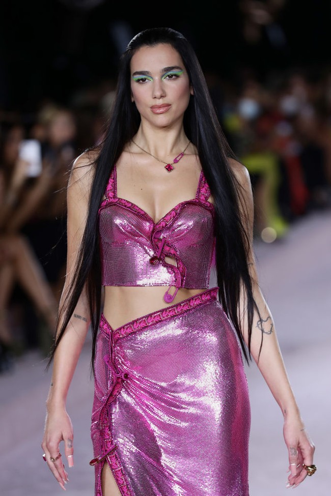 Selain Dua Lipa, tampil pula Gigi Hadid, Naomi Campbell, dan Emily Ratajkowski. Dua Lipa muncul kembali di akhir peragaan dengan busana yang berbeda. (Foto: Getty Images/Vittorio Zunino Celotto)