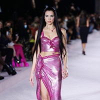 Kali ini gaun two-piece berwarna merah muda mengilap menjadi andalan. Gaun hadir dengan belahan tinggi yang mengakomodasi keseksian penyanyi asal Inggris itu. (Foto: Getty Images/Vittorio Zunino Celotto)