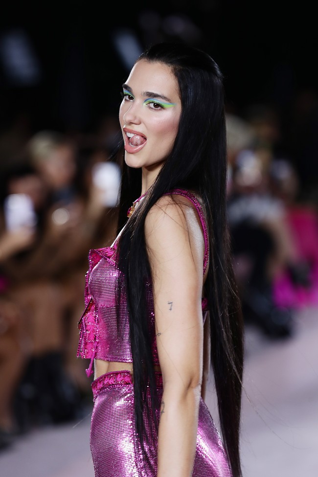 Riasan wajah dengan eye-shadow berwarna bold menyempurnakan gaya Dua Lipa yang eksentrik itu. (Foto: Getty Images/Vittorio Zunino Celotto)