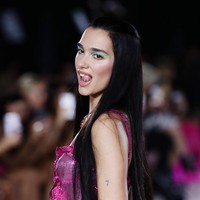 Riasan wajah dengan eye-shadow berwarna bold menyempurnakan gaya Dua Lipa yang eksentrik itu. (Foto: Getty Images/Vittorio Zunino Celotto)