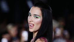 Potret Dua Lipa Wanita Tercantik Dunia di Mata Callum Turner