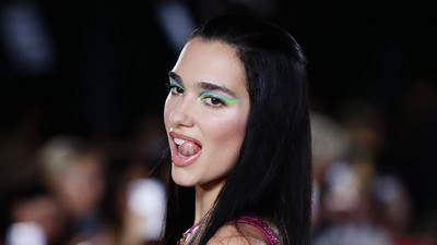 7 Gaya Seksi Dua Lipa di Fashion Show Versace, Perdana Jadi Model Catwalk