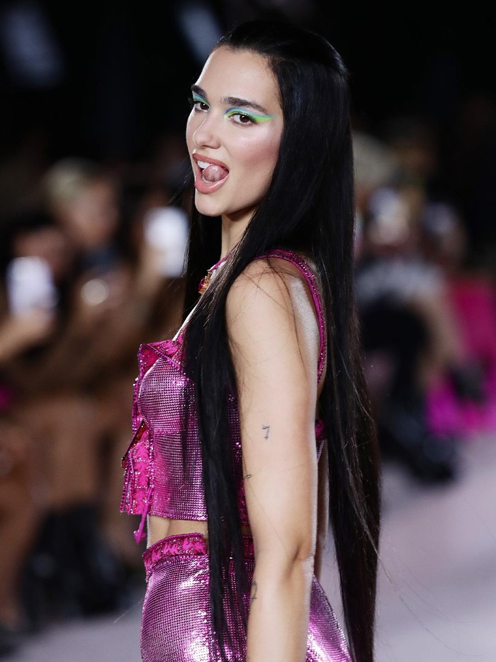 MILAN, ITALY - SEPTEMBER 24: Dua Lipa walks the runway at the Versace fashion show during the Milan Fashion Week - Spring / Summer 2022 on September 24, 2021 in Milan, Italy. (Photo by Vittorio Zunino Celotto/Getty Images)