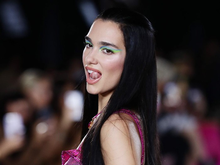 MILAN, ITALY - SEPTEMBER 24: Dua Lipa walks the runway at the Versace fashion show during the Milan Fashion Week - Spring / Summer 2022 on September 24, 2021 in Milan, Italy. (Photo by Vittorio Zunino Celotto/Getty Images)
