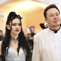 Pada 2018, Elon Musk mengungkap hubungannya dengan musisi Kanada Grimes. Pemilik nama lengkap Claire Elise Boucher itu pun memiliki dua anak dengan Elon. Anak mereka jadi perbincangan karena nama yang unik yakni X Æ A-12 dan Exa Dark Sideræl Musk.Foto: Charles Sykes/Invision/AP