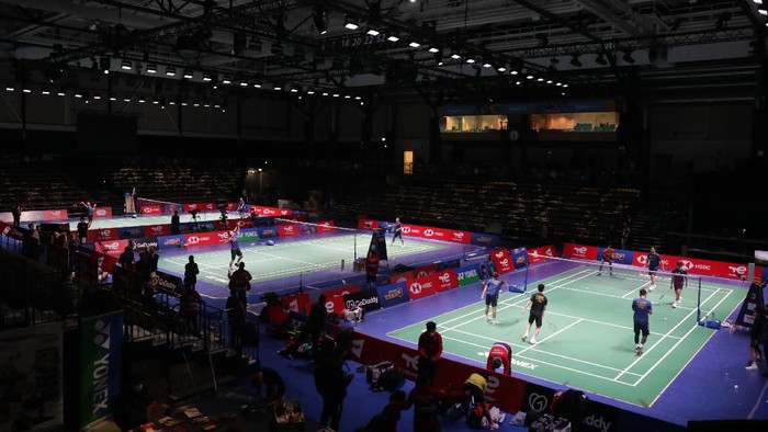Tim bulutangkis Indonesia akhirnya menjajal lapangan yang akan menjadi lokasi pertandingan Piala Sudirman 2021. Anthony Sinisuka Ginting membebeberkan kesan-kesannya.