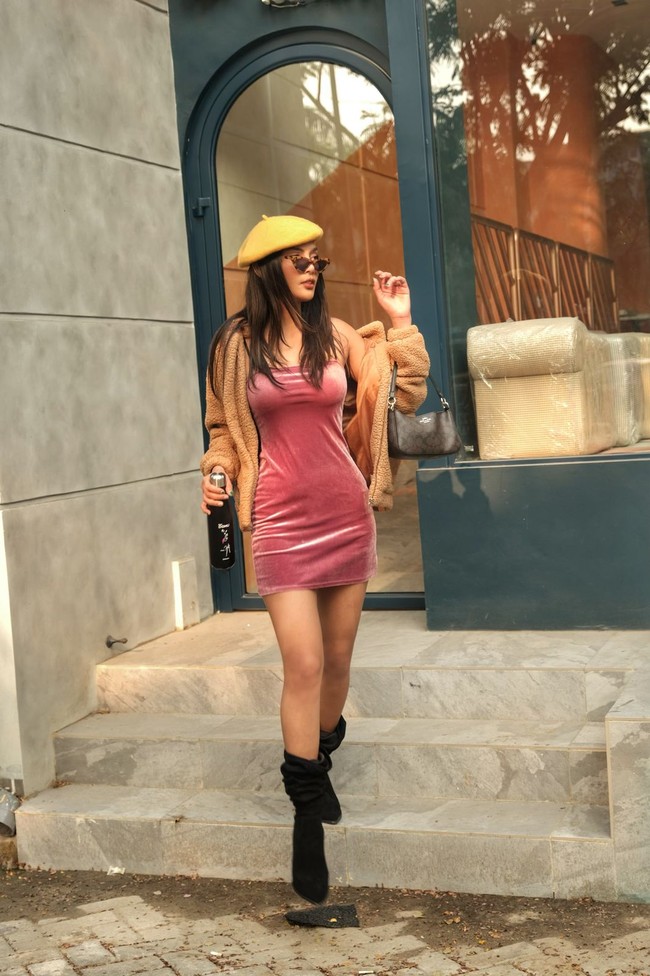 Sebagai selebgram, Erika Carlina suka membagikan foto outfit of the day alias OOTD di Instagram. Foto-fotonya didominasi gaya Erika yang seksi. (Foto: Instagram/@eri.carl)