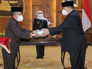 Gubernur Khofifah Lantik Staf Ahli, Ini Harapan dan Pesannya