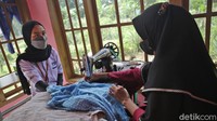 Ia menjelaskan dengan adanya Holding Ultra Mikro dan Co-Location Unit Gotong Royong, AO PNM bisa ikut merekrut nasabah Mekaar untuk mengakses layanan perbankan BRI berupa Tabunganku maupun Tabungan Emas dari Pegadaian. 