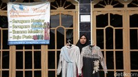 Salah satu bentuk layanan yang terintegrasi dari adanya Holding Ultra Mikro ini memberikan kemudahan bagi ibu-ibu di desa untuk mulai menabung, seperti yang ditawarkan dengan adanya Co-Location Sentra Layanan Ultra Mikro (Senyum) Unit Gotong Royong di Lampung Tengah.