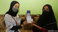 Kepala Cabang PNM Gunung Sugih Desi Vitha Bella memberikan buku TabunganKU Bank BRI kepada nasabah Nurjanah di kediamannya Desa Komering Agung, Kecamatan Gunung Sugih Lampung Tengah.