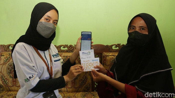Holding UMi Bikin Emak-emak Pelosok Bisa Nabung Tanpa ke Bank Holding Ultra Mikro (UMi) memberikan kemudahan bagi ibu-ibu di desa untuk menabung tanpa harus datang ke kantor bank.