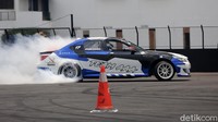 Kalau Otolovers sering menonton aksi mobil bakar ban atau drift, pernah terpikir tidak sih mengapa kendaraan yang digunakan hampir semuanya adalah sedan? Ya, alasannya karena mobil kecil tersebut memiliki bobot yang ringan, Rear Wheel Drive atau roda berpenggerak belakang, serta ground clearance rendah.
