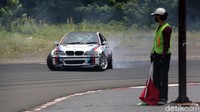 Ternyata penggunaan mobil seperti itu bukan tanpa alasan nih Otolovers. Soalnya, selain untuk mengurangi biaya restorasi bilamana ada beberapa piranti mobil yang rusak ternyata kecepatan tidak begitu penting nih dalam kegiatan drifting.
