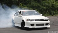 Paling penting adalah mobil bisa sliding, bukan kecepatan. Jadi, ground clearance, rem, sampai teknik sliding adalah hal paling penting untuk drift. Setelah itu baru kecepatan.