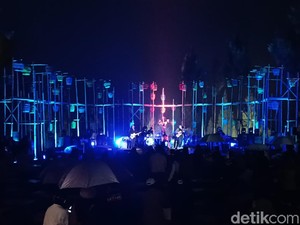 Jazz Gunung Buai Jemaah Al Jazziah di Tengah Dinginnya Rintik Gerimis Bromo