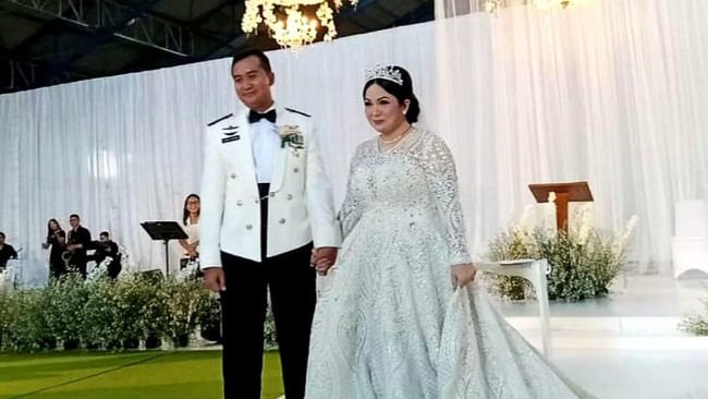 Untuk momen spesial tersebut, Joy Tobing mengenakan gaun putih dari Anarav Label. Gaun putih bersiluet ball-gown itu hadir dengan bordiran penuh detail beading yang berkilauan. (Foto: Hanif Hawari)