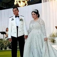 Untuk momen spesial tersebut, Joy Tobing mengenakan gaun putih dari Anarav Label. Gaun putih bersiluet ball-gown itu hadir dengan bordiran penuh detail beading yang berkilauan. (Foto: Hanif Hawari)
