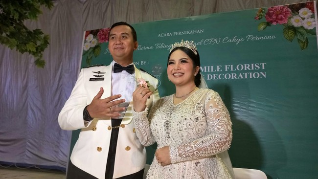 Pertemuan Joy Tobing dan Kolonel (TNI) Cahyo Permono begitu singkat. Hanya butuh 5 bulan untuk keduanya mantap melanjutkan hubungan ke yang lebih serius. Memang kami sama sama meyakini ini Tuhan yang sudah mengatur dan merencanakan. Kami bersyukur tidak perlu lama-lama, karena ketemu sehari saja sudah klik dan ketemu cemistrinya. katanya. (Foto: Hanif Hawari)