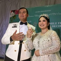 Pertemuan Joy Tobing dan Kolonel (TNI) Cahyo Permono begitu singkat. Hanya butuh 5 bulan untuk keduanya mantap melanjutkan hubungan ke yang lebih serius. Memang kami sama sama meyakini ini Tuhan yang sudah mengatur dan merencanakan. Kami bersyukur tidak perlu lama-lama, karena ketemu sehari saja sudah klik dan ketemu cemistrinya. katanya. (Foto: Hanif Hawari)