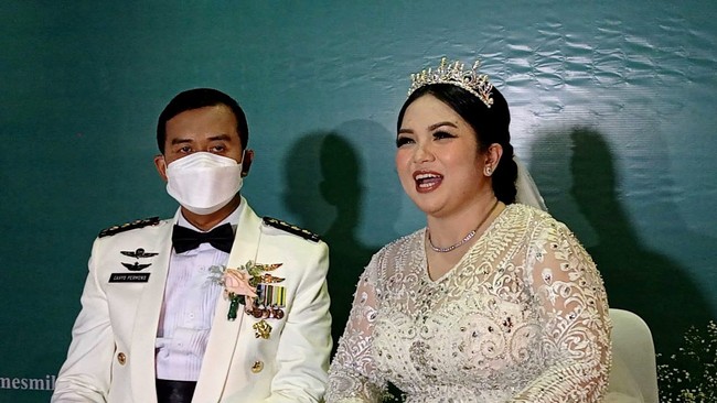 Senada dengan penampilan Joy Tobing, Kolonel Cahyo Permono tampak gagah dengan setelan putih bergaya tuksedo. Jasnya dilengkap dengan tanda kepangkatan militer. (Foto: Hanif Hawari)