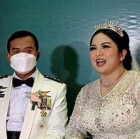 Senada dengan penampilan Joy Tobing, Kolonel Cahyo Permono tampak gagah dengan setelan putih bergaya tuksedo. Jasnya dilengkap dengan tanda kepangkatan militer. (Foto: Hanif Hawari)