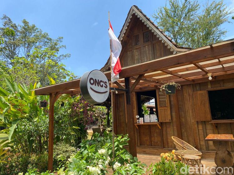 Asyiknya Ngopi Sambil Bersantai di Kafe Bergaya Rumah Joglo