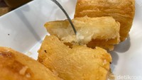 Tak ketinggalan juga dengan camilan berupa Singkong Goreng Krispi seharga Rp 27 ribu. Selain itu juga ada Pisang Goreng Coochees seharga Rp 29.000. Foto: detikFood