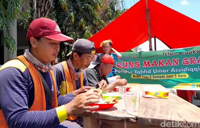 Keren! Di Brebes Ada Warung Gratis yang Tawarkan Makan Sampai Kenyang Keren! Di Brebes Ada Warung Gratis yang Tawarkan Makan Sampai Kenyang