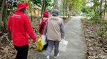Kerja Keras Vaksinasi Door to Door Susur Sawah-Hutan di Kulon Progo