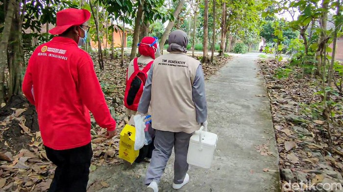 Kerja Keras Vaksinasi Door to Door Susur Sawah-Hutan di Kulon Progo Aksi vaksinasi COVID-19 secara door to door digelar Badan Intelijen Negara (BIN) di Kulon Progo, Daerah Istimewa Yogyakarta (DIY).