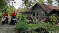 Koordinator Vaksinasi Door to Door BIN DIY, Sugiyono mengatakan, kegiatan vaksinasi door to door ini memiliki tingkat kesulitan yang lebih tinggi dibandingkan vaksinasi terpusat. Sebab, petugas vaksinator harus mendatangi langsung sasaran vaksin sehingga harus meluangkan waktu ekstra dan menghadapi medan yang sulit. 