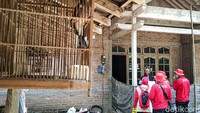 Sementara itu salah satu warga Wakijem (68) mengaku senang dengan adanya kegiatan vaksinasi secara door to door karena lebih memudahkannya memperoleh vaksin. Selama ini perempuan lanjut usia itu belum pernah divaksin karena terkendala akses menuju sentra vaksinasi. 