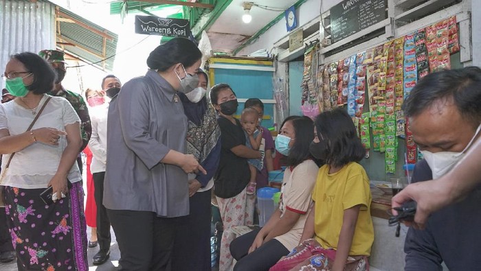 Ketua DPR Puan Maharani menyapa warga Tambora, Jakbar di sela peninjauan vaksinasi COVID-19.