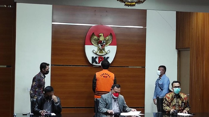 Ketua KPK Firli Bahuri memimpin keterangan pers penahanan Azis Syamsuddin.