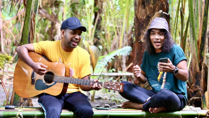 KOLABORASI SLANK DALAM PERLINDUNGAN HUTAN DI PAPUA Kaka Slank (kanan) berkolaborasi bersama PapuAcustic menyanyikan lagu Hanya Ko di Hati di hutan sagu Kampung Toare, Kecamatan Sentani, Kabupaten Jayapura, Papua, Jumat (24/9/2021). Kampanye yang dilakukan Yayasan EcoNusa tersebut untuk menyuarakan perlindungan hutan di Papua yang menjadi habitat cenderawasih. ANTARA FOTO/Virna P Setyorini/aww.
