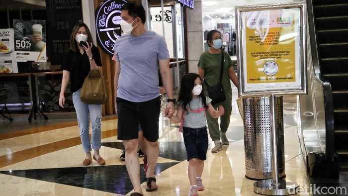 Aturan masuk mal selama masa PPKM level 3 Jawa-Bali kembali melakukan penyesuaian untuk anak di bawah 12 tahun. Salah satunya di Mall Artha Gading, Jakarta.